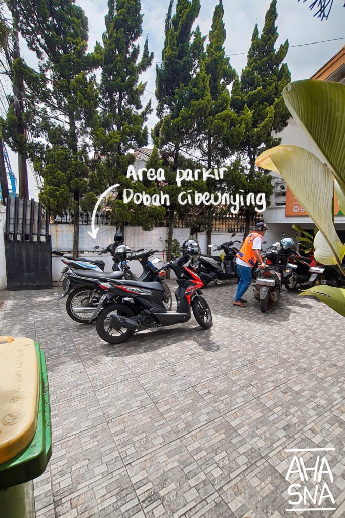 Mencicipi Donat Bahagia, Donat yang Wajib Kamu Coba 4 Area parkir donat bahagia